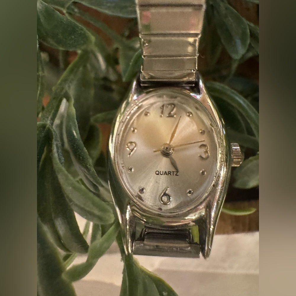 Analog Watch Silver Tone Expansion Stretch Band Oval Shaped Face Women’s Vintage